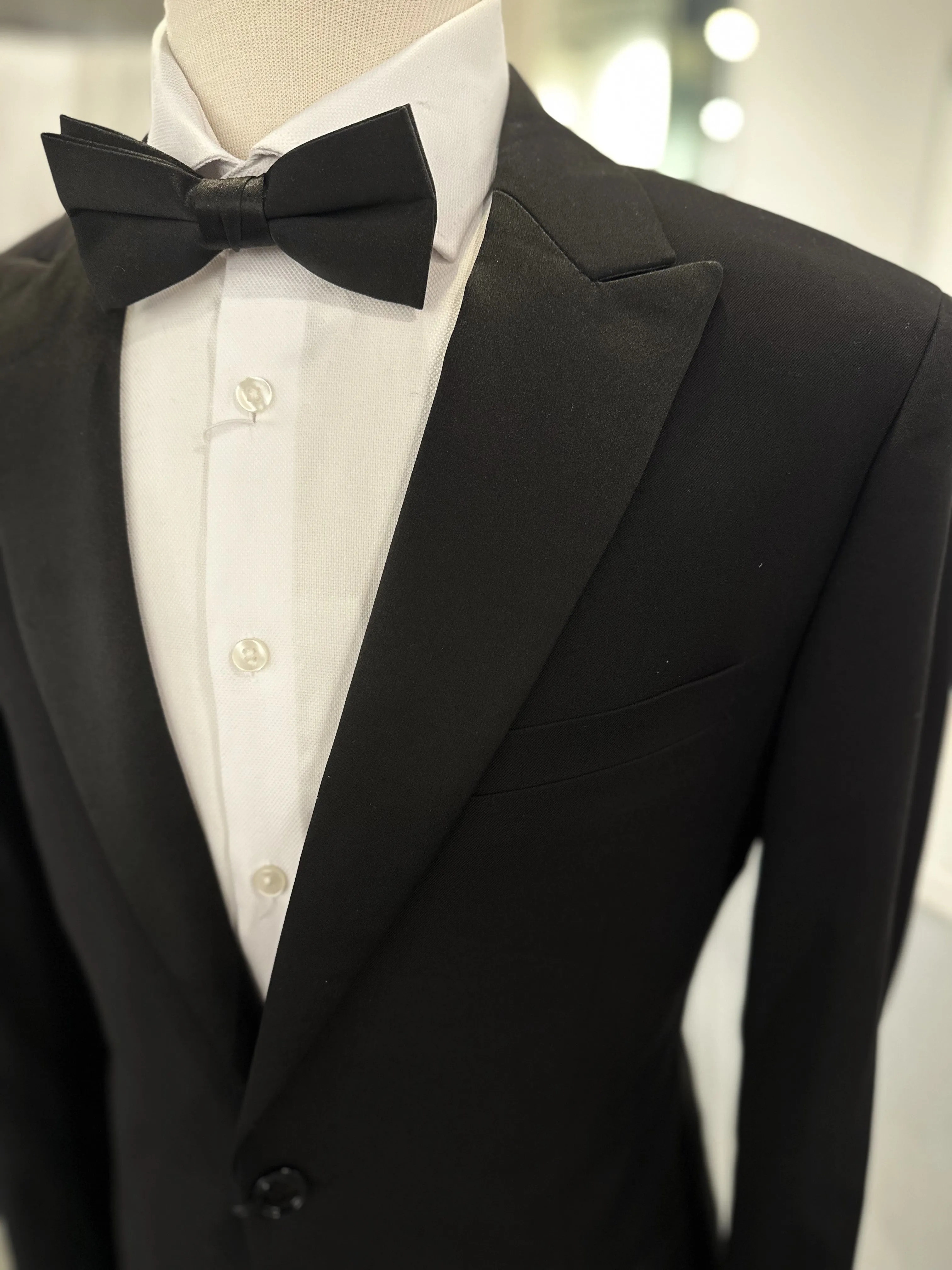 Solid Peak Lapel Tuxedo - Black